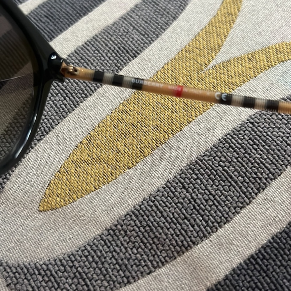 Burberry cat eye sunglasses gold and plaid wayfarer style shades - Picture 6 of 7